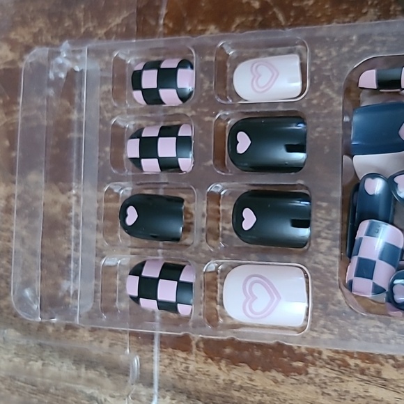 2/$16 24pcs Pink Hearts Press On Nails - Picture 14 of 16